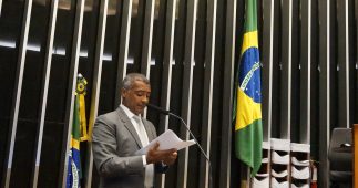 Romário discursa no plenário