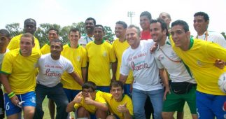 Romário e Zico com os atletas da Special Olympics, em Atenas, 2011.