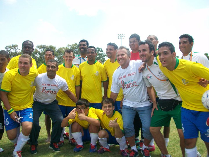 Romário e Zico com os atletas da Special Olympics, em Atenas, 2011.