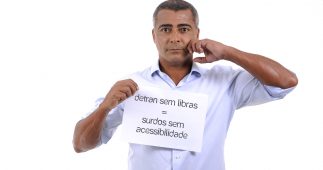 Romário faz sinal de vergonha na linguagem de sinais.