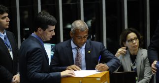 Romário toma posse no Senado e vota na eleição de presidente da Casa