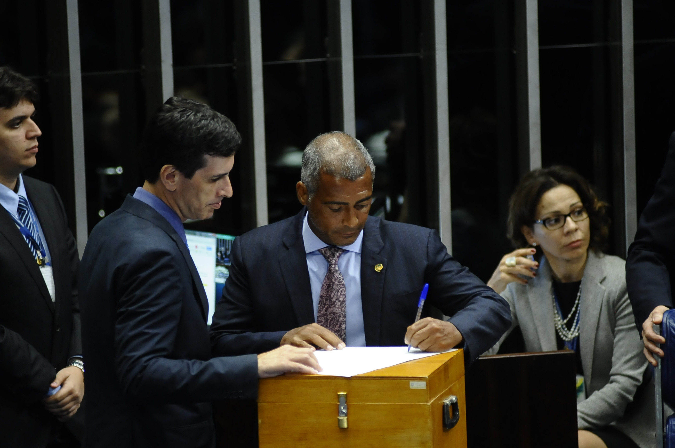 Romário toma posse no Senado e vota na eleição de presidente da Casa