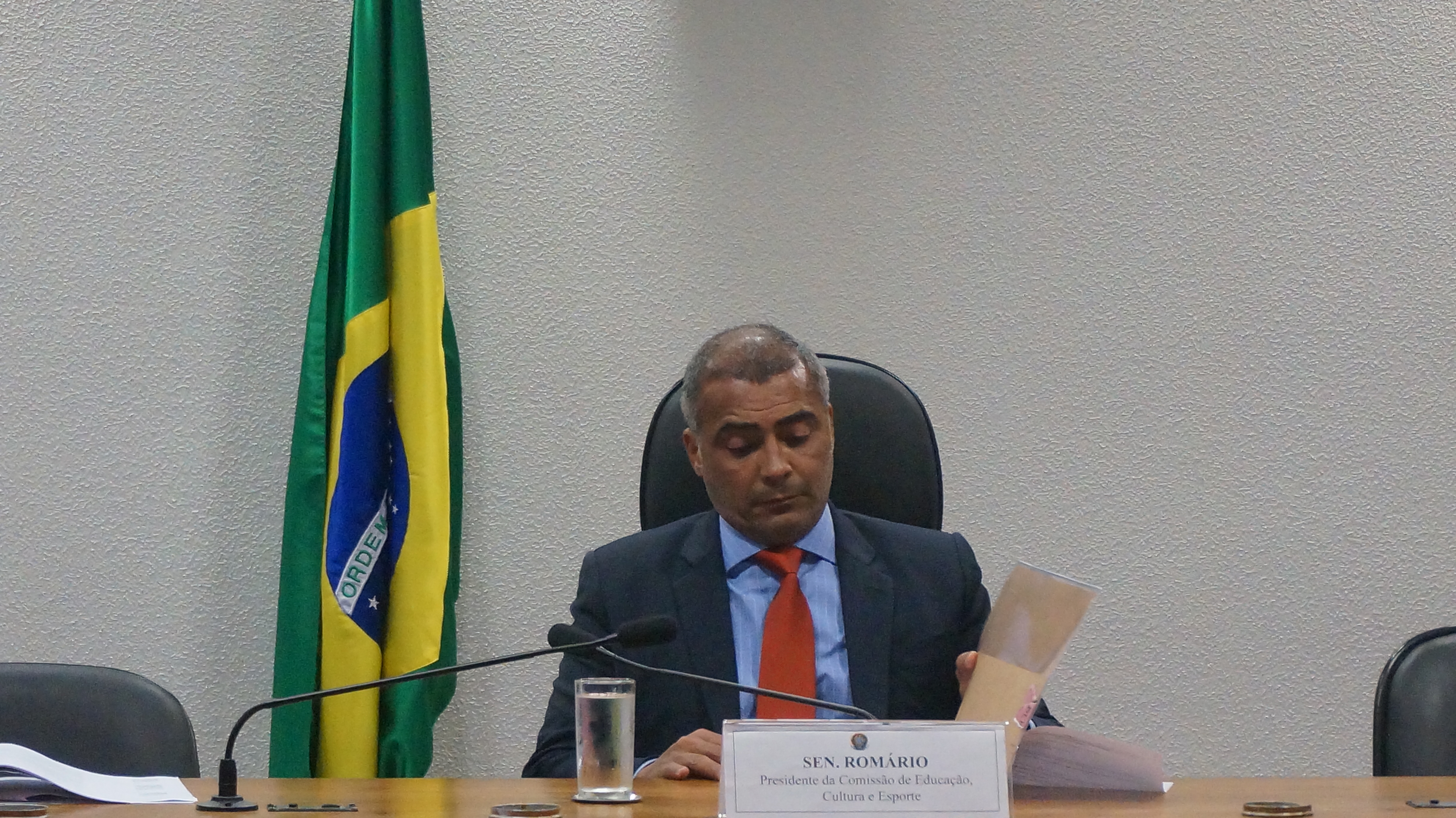 Senado aprova ensino da Constituição nas escolas – Senador Romário
